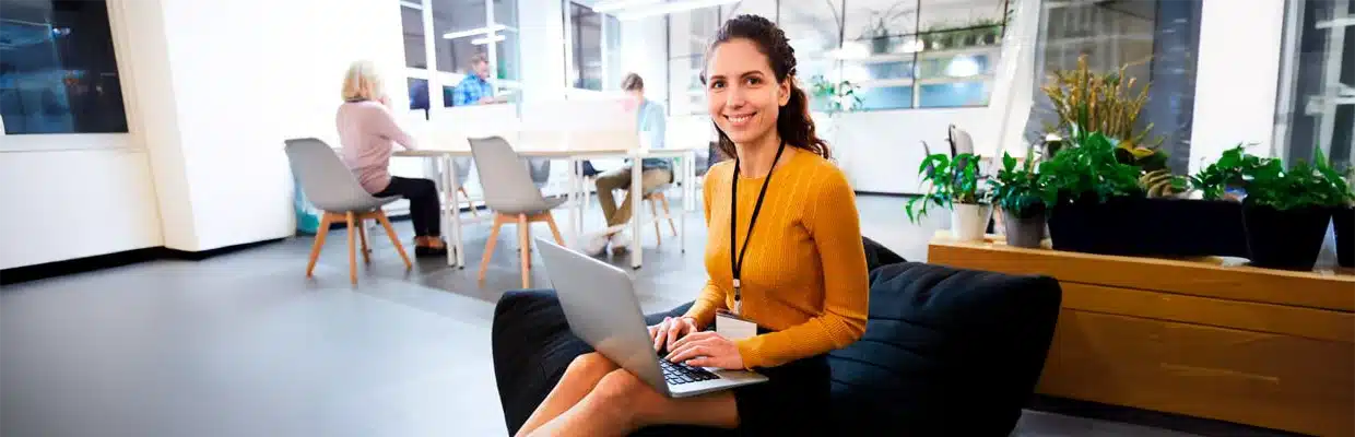 Escritório híbrido com espaços para foco e colaboração